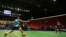 Pebulutangkis Indonesia, Jonatan Christie mengembalikan kok ke pebulutangkis Boonsak Ponsana di BCA Indonesia Open Superseries Premier 2015 di Gelora Bung Karno, Jakarta, Selasa (2/6/2015). Jonatan menang 22-20, 21-17. (Liputan6.com/Andrian M Tunay)