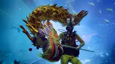 Penyelam saat melakukan pertunjukan barongsai naga pada pengunjung South East Asia Aquarium di Resorts World Sentosa, Singapura, Rabu (25/1). Pertunjukan barongsai di bawah permukaan laut itu untuk menyambut Tahun Baru Imlek 2568. (AP Photo/Wong Maye-E)