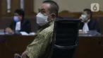 Tersangka perkara dugaan suap penghapusan nama terpidana perkara pengalihan hak tagih atau cessie Bank Bali dari daftar red notice Polri, Djoko Soegiarto Tjandra saat menjalani sidang pembacaan dakwaan di Pengadilan Tipikor Jakarta, Senin (2/11/2020). (Liputan6.com/Helmi Fithriansyah)