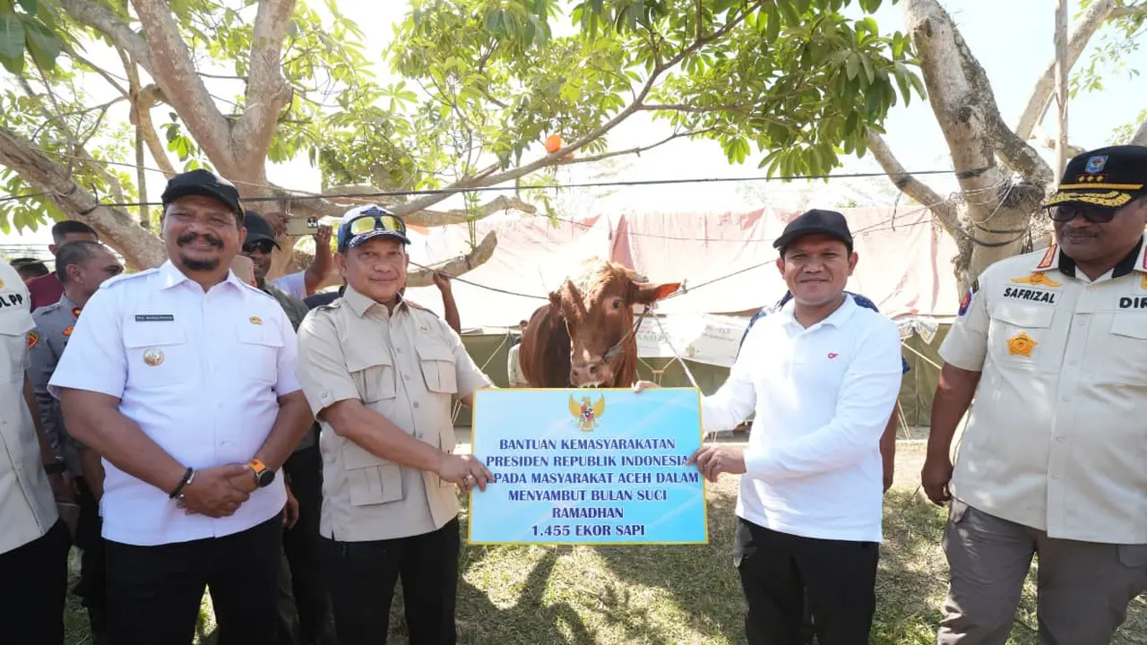 Kasatgas Tito Karnavian Serahkan Bantuan Sapi Presiden Prabowo untuk Warga Terdampak Bencana di Aceh