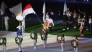 Mengenakan baju adat Bali, Flairene Candrea Wonomiharjo tampil menawan sambil membawa bendera Merah Putih di genggaman. (Bola.com/Abdul Aziz)