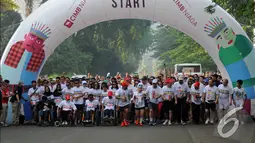 Ribuan peserta lomba lari santai bertema The Colour Run bersiap melakukan start di kawasan Parkir Timur Stadion GBK Jakarta, Minggu (23/11/2014). (Liputan6.com/Helmi Fithriansyah)