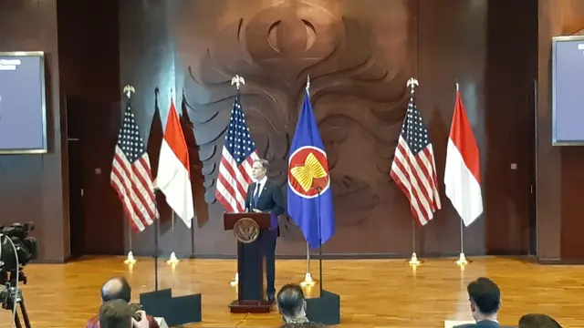 Menteri Luar Negeri Amerika Serikat (AS) Antony Blinken mengunjungi Universitas Indonesia. (Liputan6.com/Tommy Kurnia R)