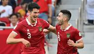 Selebrasi bek Timnas Indonesia, Sandy Walsh (kanan) bersama Elkan Baggott setelah mencetak gol ke gawang Jepang pada laga ketiga Grup D Piala Asia 2024 di Al-Thumama Stadium, Doha, Qatar, Rabu (24/1/2024) malam WIB. (AFP/Hector Retamal)