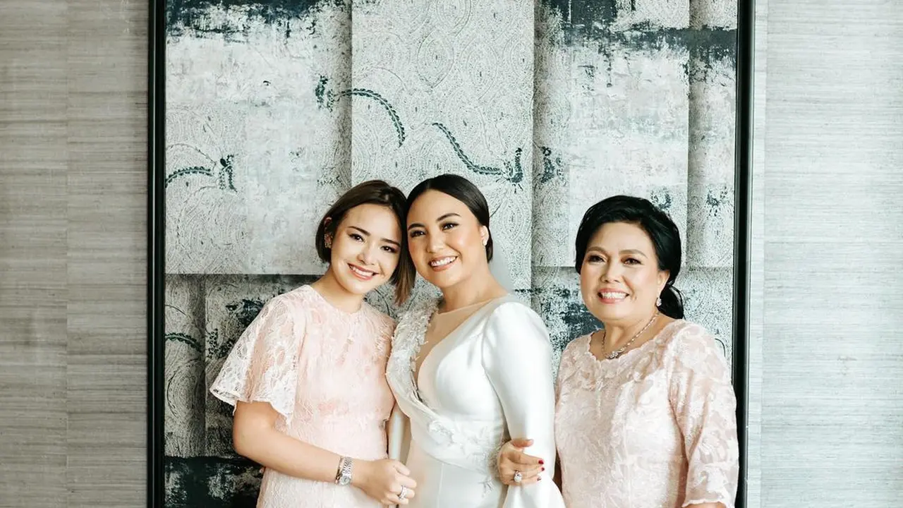 Amanda Manopo bersama ibu dan kakaknya. (Foto: Instagram @angelicamanopo)