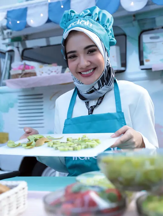 Bagi pemeran Zaskia dalam film Tak Kemal Maka Tak Sayang itu, sop buah merupakan pilihan tepat dan sehat sebagai menu saat berbuka puasa. Disela-sela acara itu, ia juga membagikan kiat membuat sop buah segar. (Deki Prayoga/Bintang.com)