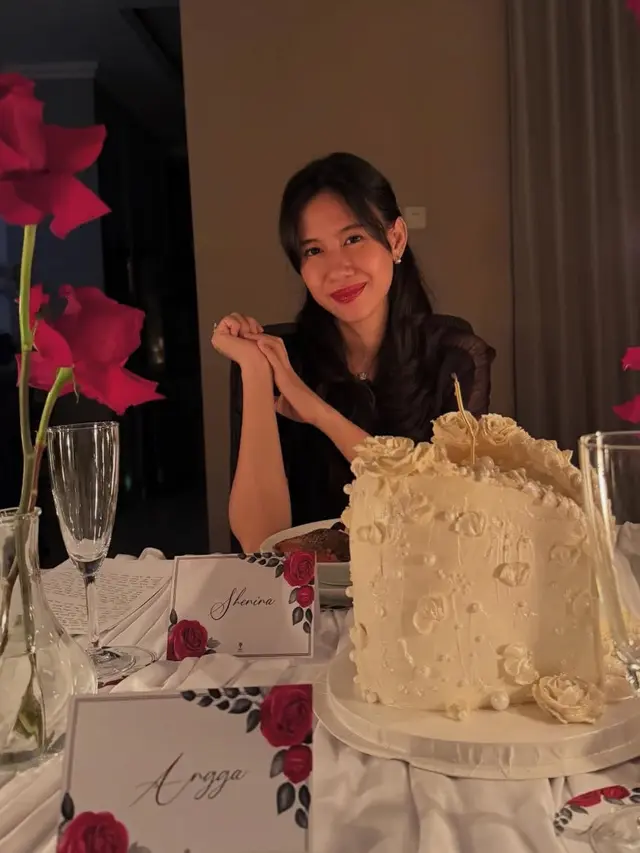 Shenina Cinnamon Rayakan Ulang Tahun ke-27 pakai lipstik merah. [@sheninacinnamon]