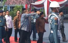 Buka peringatan Harteknas ke-20, BJ Habibie diberi buku Iptek