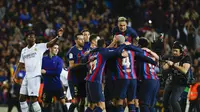 Ekspresi para pemain Barcelona setelah berhasil mengalahkan Real Madrid pada lanjutan La Liga 2022/2023 di Stadion Camp Nou, Senin (20/3/2023) dini hari WIB. (AP Photo/Joan Monfort)