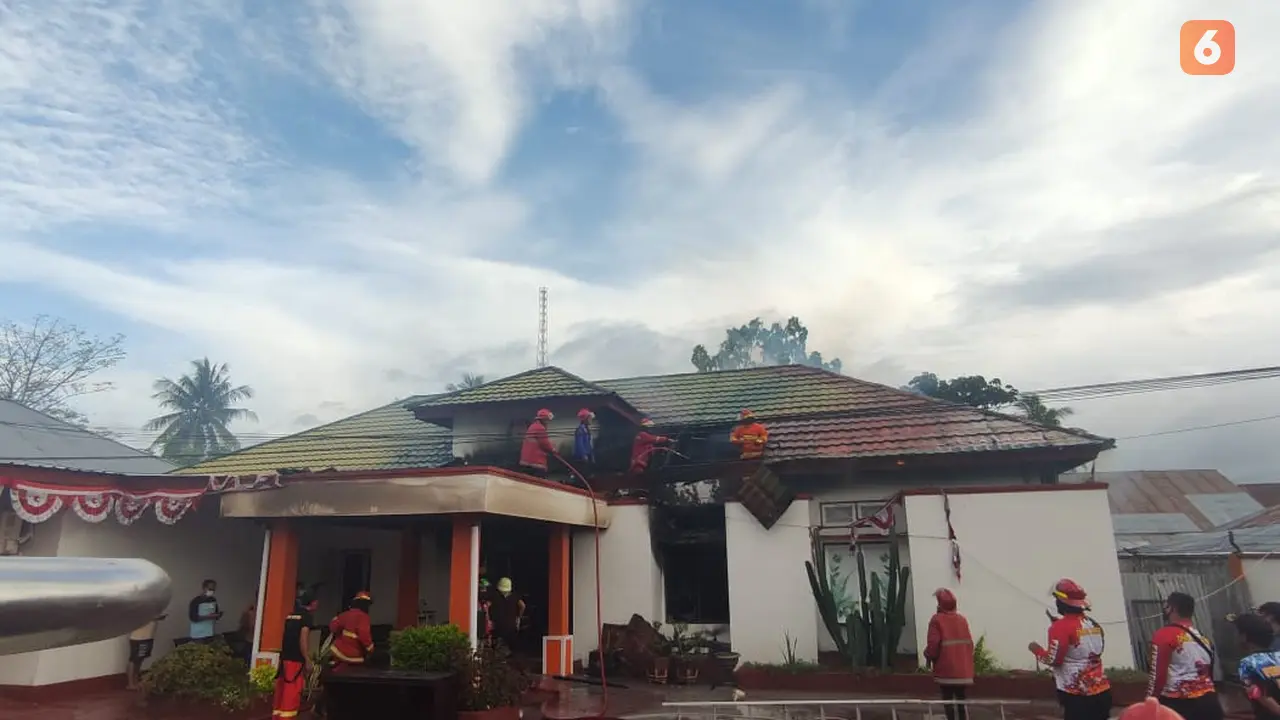 Gedung Kantor KPU Provinsi Gorontalo Terbakar (Arfandi Ibrahim/Liputan6.com)