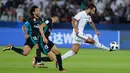 Pemain Al Jazira, Ali Mabkhout saat menendang bola dari kawalan dua pemain Real Madrid pada semifinal Piala Dunia Antarklub di Syekh Zayed Sports City Stadium, (14/12). Madrid menang 2-1 atas Al Jazira. (AP Photo/Hassan Ammar)