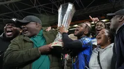 Pemain Atalanta, Ademola Lookman bersama keluarganya merayakan gelar juara Liga Europa 2023/2024 setelah berhasil menang pada laga final melawan Bayer Leverkusen di Dublin Arena, Irlandia, Kamis (23/05/2024) dini hari WIB. (AP Photo/Kirsty Wigglesworth)