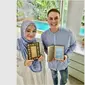 Bertrand Antolin dan Dewi Sandra mewakafkan sebanyak 3.400 Alquran. (dok. Instagram @bertrand1407/https://www.instagram.com/p/CFZElLOhIcd/