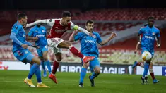 Pemain Arsenal Pierre-Emerick Aubameyang menendang bola saat melawan Olympiacos pada pertandingan leg kedua babak 16 besar Liga Europa di Emirates Stadium, London, Kamis (18/3/2021). Olympiacos menang 1-0. (AP Photo/Matt Dunham)