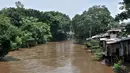 Suasana permukiman di bantaran Kali Ciliwung, Jakarta, Minggu (3/3). Bencana banjir kiriman masih menjadi ancaman warga yang tinggal di bantaran Kali Ciliwung, terlebih saat hujan deras terus mengguyur kawasan hulu di Bogor. (merdeka.com/Iqbal S. Nugroho)