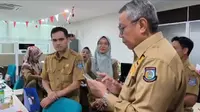Wali Kota Tangerang Selatan Benyamin Davnie melakukan sidak terhadap pegawainya dengan memeriksa ponsel untuk mengantisipasi judi online. (Foto: Liputan6.com/Pramita Tristiawati).