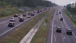 Kendaraan yang didominasi pemudik melintasi Jalan Tol Cipali di kawasan Majalengka, Jawa Barat, Sabtu (8/7). Diberlakukannya sistem satu arah atau one way menyebabkan jalur Trans Jawa dari arah Palimanan menuju Cikampek ramai lancar pada H+3 Lebaran. (Liputan6.com/Immanuel Antonius)