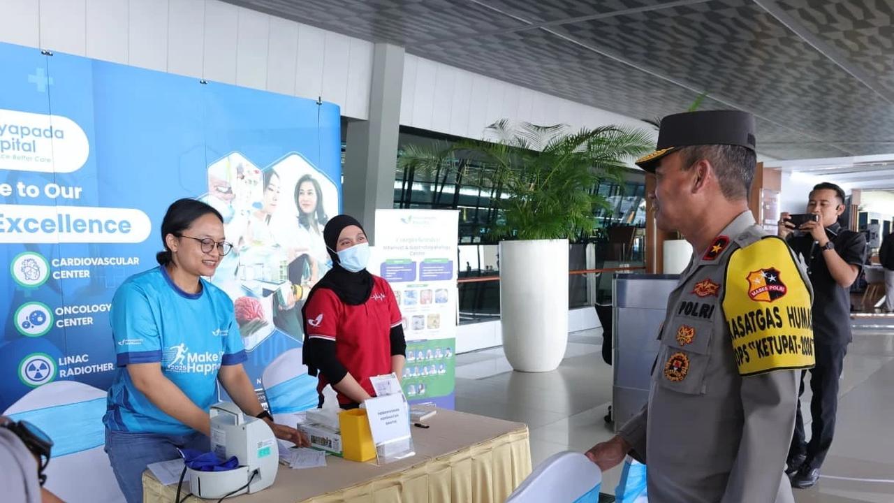 FOTO: Satgas Operasi Ketupat Tinjau Arus Mudik di Bandara Soekarno Hatta