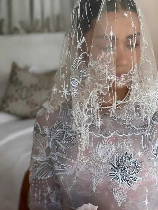 Serta dilengkapi dengan veil berbahan lace warna dusty pink senada, membuatnya semakin anggun. [Foto: Instagram].
