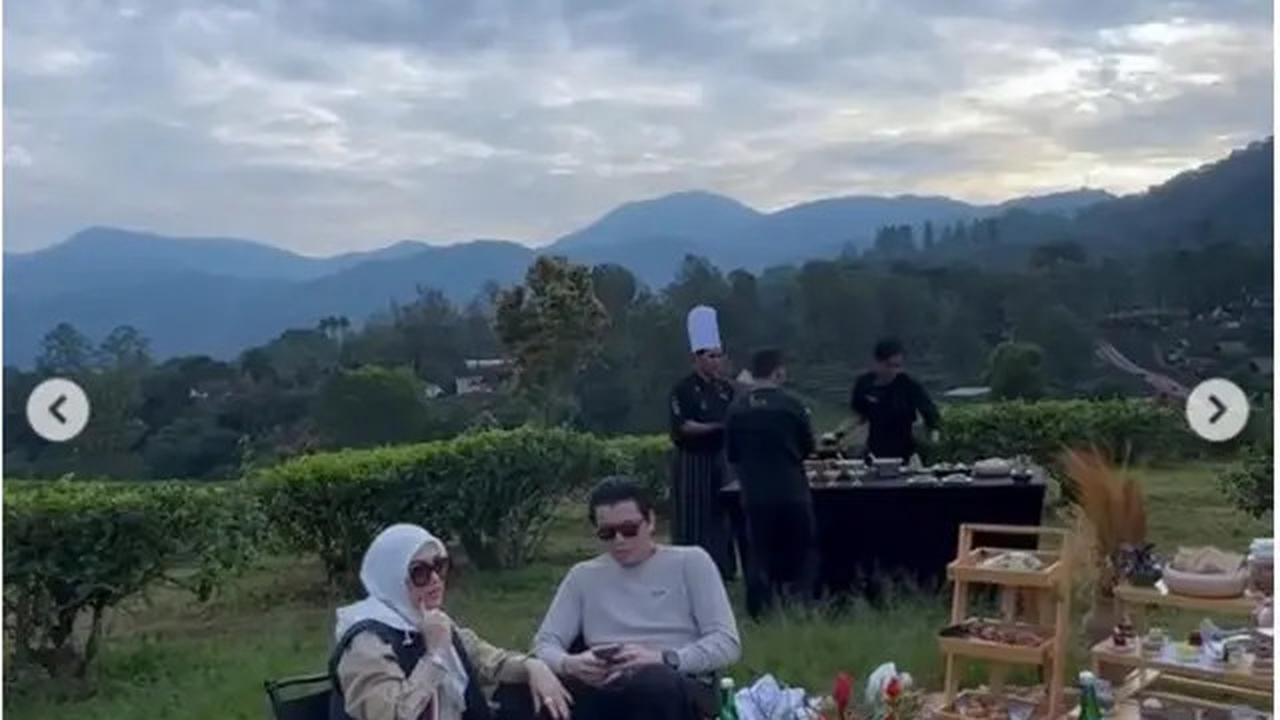 6 Potret Piknik Mewah Syahrini dan Reino Barack, Nikmati Sarapan di Kebun Teh
