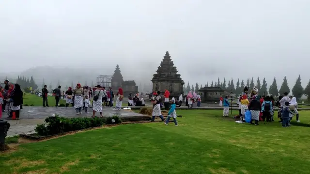 Kompleks Candi Arjuna, Dieng Kulon, Batur, Bajarnegara, Jawa Tengah, ramai dikunjungi wisatawan pada libur akhir tahun. (Foto: Liputan6.com/UPT Dieng/Muhamad Ridlo)