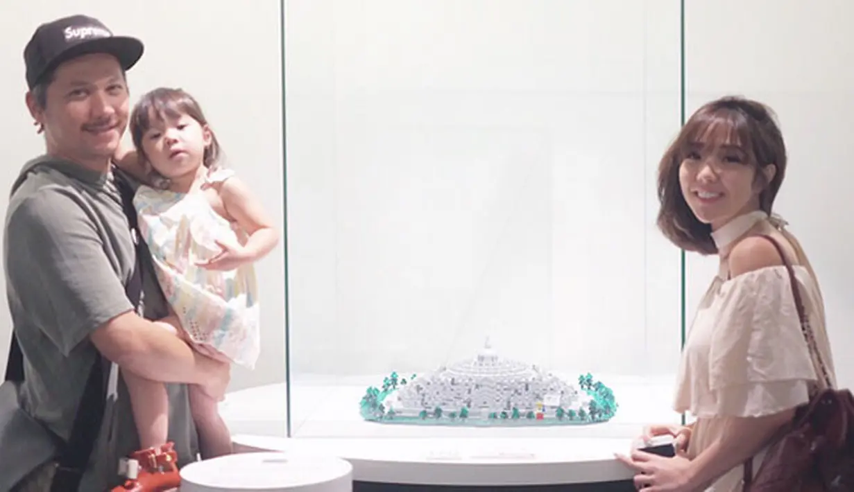 "Bebas aja sih, kayak dia (Gempi) lagi suka lagu ini (Via Vallen). Mungkin ada beberapa orang bilang kan harus lagu anak anak pokoknya. Kalau kami sih enggak apa-apa nikmatin aja," jelas Gisel. (Instagram/gadiiing)