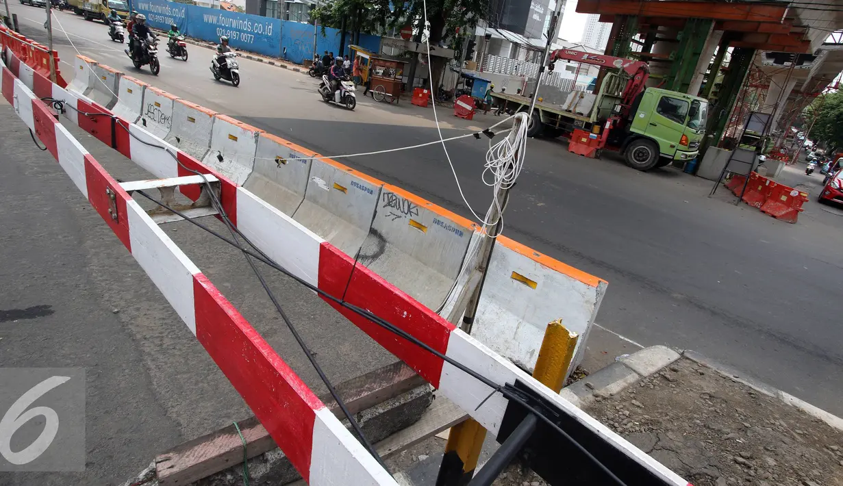 Perlintasan kereta api Permata Hijau-Patal Senayan yang ditutup, Jakarta, Selasa (3/11). Penutupan dilakukan karena adanya pekerjaan jalur atas fly over yang nantinya juga akan dilakukan secara permanen. (Liputan6.com/Immanuel Antonius)