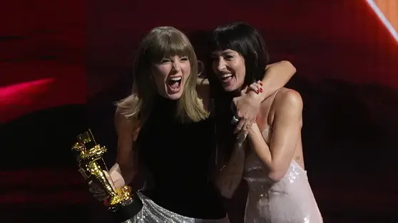 Taylor Swift Beri Kejutan Ulang Tahun untuk Dakota Johnson, Mendadak Tampil di SNL