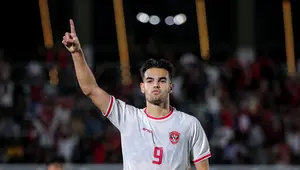 Pemain Timnas Indonesia U-20, Jens Raven merayakan gol pertama timnya ke gawang Timor Leste pada laga Grup F Kualifikasi Piala Asia U-20 2025 di Stadion Madya, Senayan, Jakarta, Jumat (27/09/2024). (Bola.com/Bagaskara Lazuardi)
