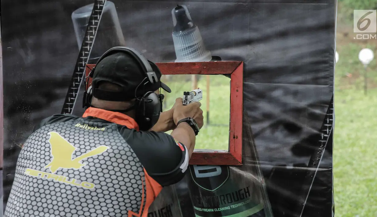Warga sipil mengikuti kejuaraan menembak Paspampres Shooting Championship 2018 di Jakarta, Jumat (9/2). Kejuaraan ini diikuti TNI/ Polri, Sipil Umum dan Anggota Perbakin Seluruh Indonesia. (Liputan6.com/Faizal Fanani)