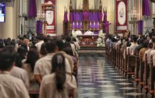 FOTO: Suasana Misa Kamis Putih di Gereja Katedral Jakarta Berlangsung Khidmat