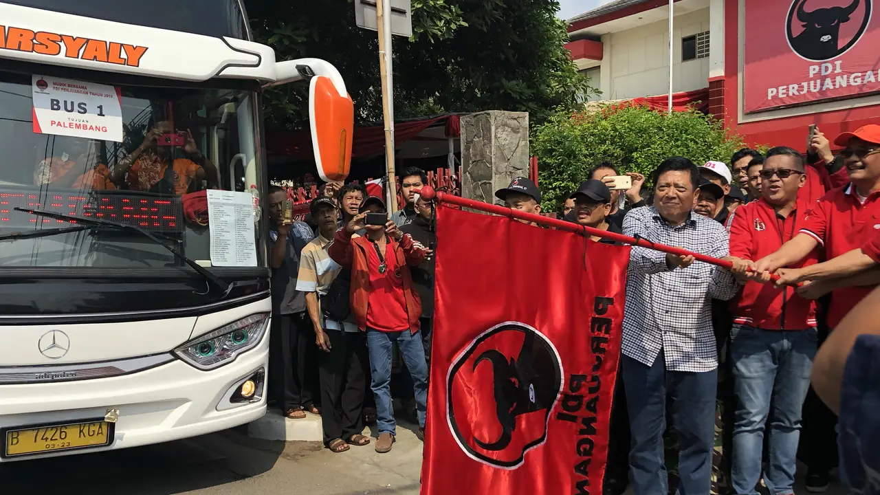 Sekjen PDIP Hasto Kristiyanto melepas mudik gratis di kantor PDIP di Lenteng Agung, Jakarta Selatan, Minggu (2/6/2019).