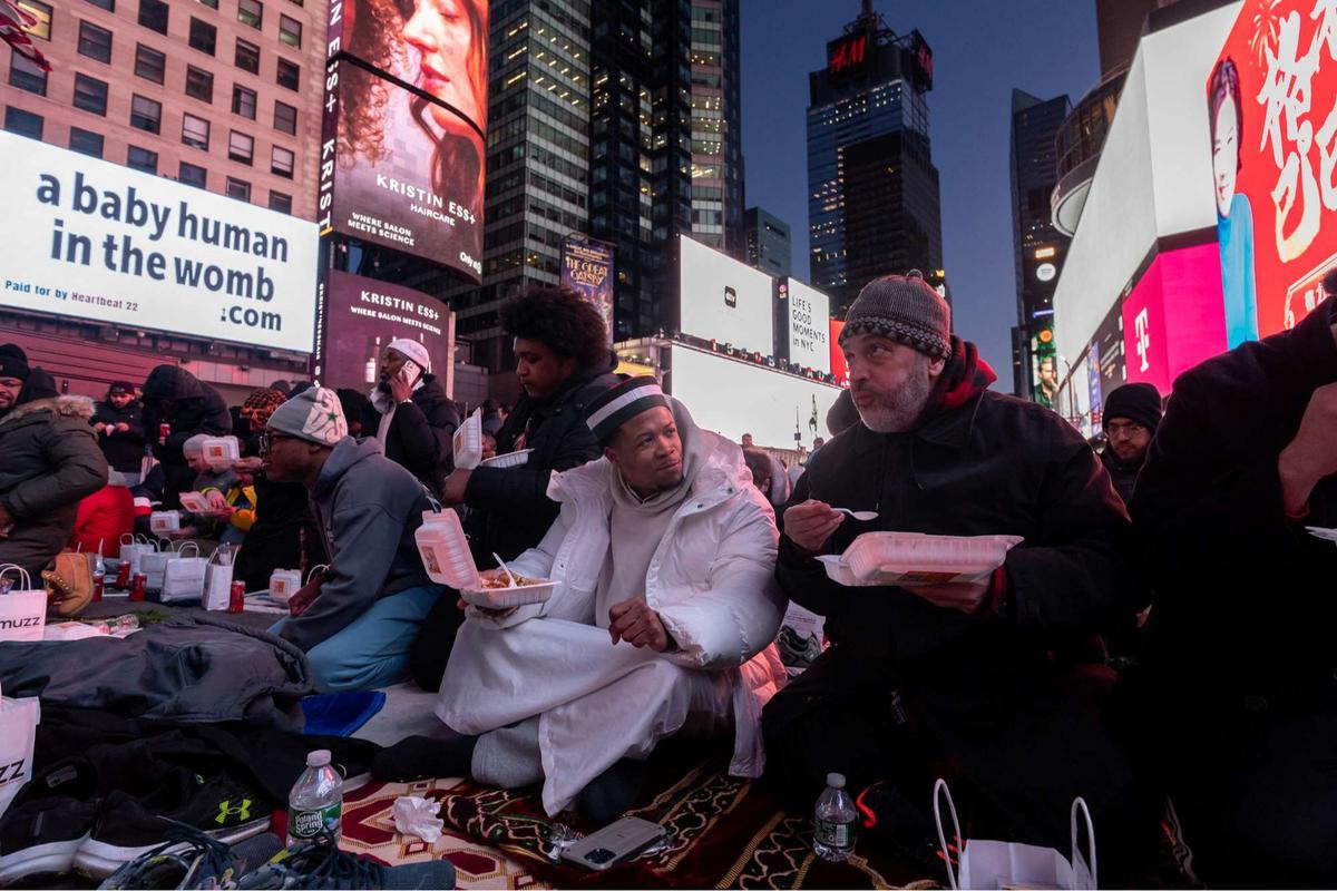Umat Islam salat tarawih di jalanan New York