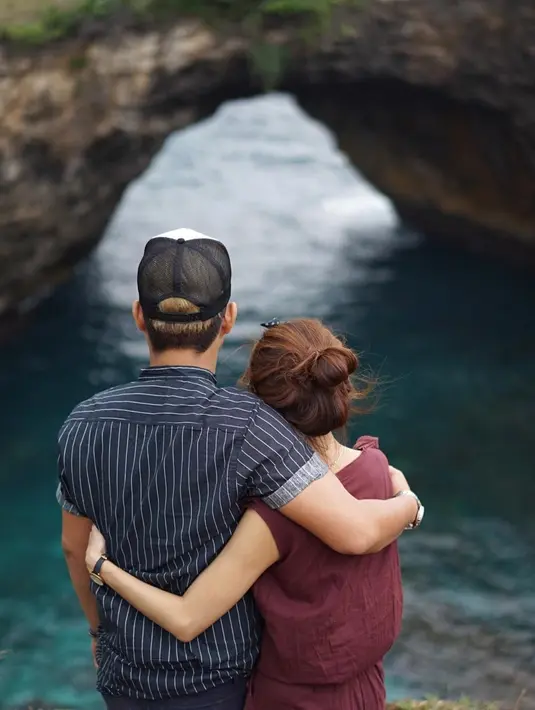 Dalam akun Instagram kekasihnya, pasangan kekasih ini terlihat begitu intim. Beberapa potret kemesraan keduanya sering dibagikan di media sosial. Seperti diketahui, keduanya tengah menjalin hubungan serius. (Instagram/monicaimas)