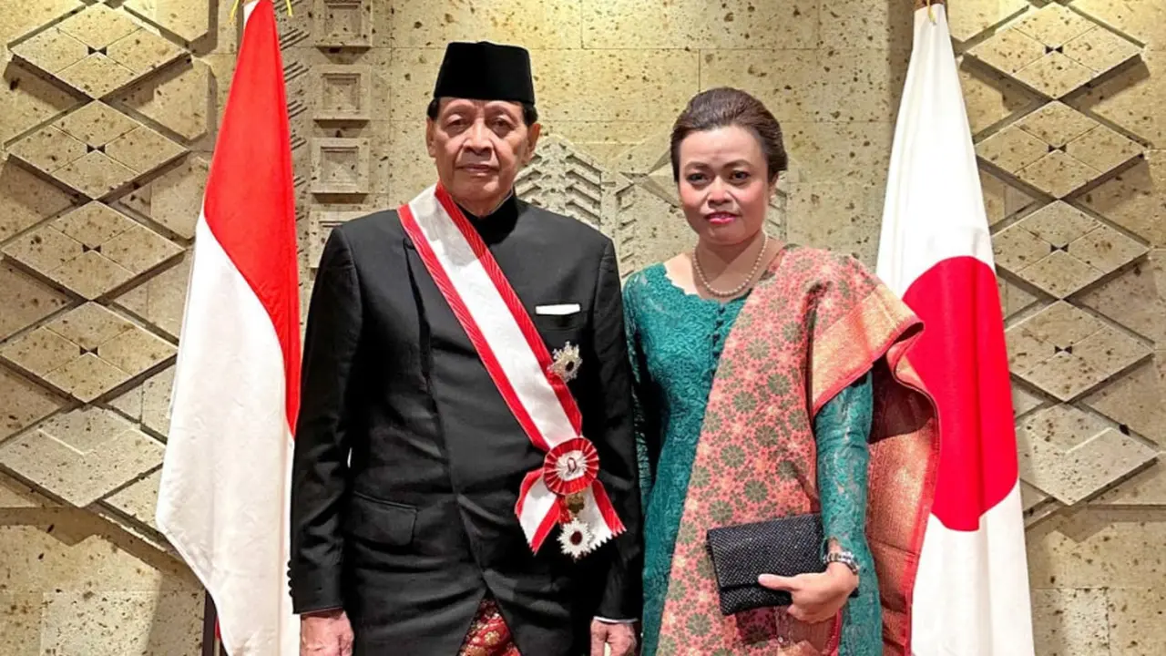 Mantan Menlu RI Hassan Wirajuda dan sang istri, Bernadetta Febriana, dalam rangka menerima bintang tanda jasa tertinggi Pemerintah Jepang ‘the Grand Cordon of the Order of the Rising Sun’ .