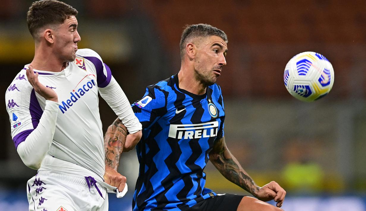 Aleksandar Kolarov. Pemain berusia 36 tahun yang kini memasuki musim kedua bersama Inter Milan ini total mengoleksi 34 gol. Gol-gol dicetaknya bersama Lazio, Manchester City, dan AS Roma. Belum satu gol pun dicetaknya untuk Inter Milan dalam 10 laga di Serie A dalam dua musim. (AFP/Miguel Medina)