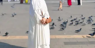 Ayu Ting Ting, penyanyi dan selebriti Indonesia, dikenal dengan gaya penampilannya yang selalu modis dan elegan. Namun, penampilannya saat menjalankan ibadah umrah beberapa waktu lalu menunjukkan sisi lain dari Ayu yang penuh dengan ketenangan dan kesederhanaan.  [@ayutingting92].