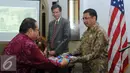 Dir Cagar Budaya dan Museum Kemendikbud, Harry Widyanto (kiri) menyerahkan dokumen penelitian dan dokumentasi eks rumah Raden Saleh kepada Ketua Yayasan Kesehatan PGI, Alexander K Ginting di Jakarta, Selasa (26/4/2016). (Liputan6.com/Helmi Fithriansyah)