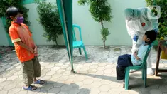 Paramedis melakukan kegiatan testing PCR kepada warga yang pernah berhubungan dengan pasien positif COVID-19 di Puskesmas Cinere, Depok, Jawa Barat, Kamis (10/6/2021). Testing setelah tracing dilakukan kepada puluhan warga untuk meminimalisir penyebaran COVID-19. (merdeka.com/Arie Basuki)