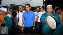 Cawagub DKI Jakarta, Sandiaga S Uno (tengah) bersiap menemui pendukungnya di Jalan Tanjung Barat Selatan, Jakarta, Minggu (20/11). Sandiaga melantik relawan komunitas Anies-Sandi tingkat RW Kelurahan Lenteng Agung. (Liputan6.com/Helmi Fithriansyah)