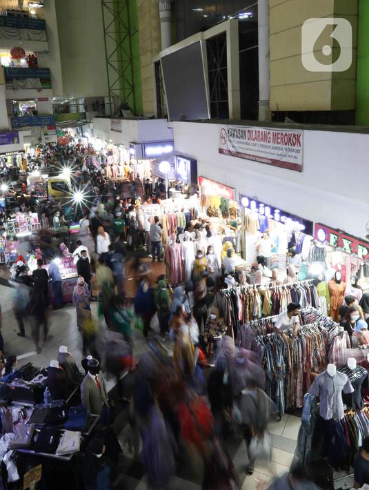 <p>Pengunjung memadati Pasar Tanah Abang, Jakarta, Sabtu (23/4/2022). Menjelang Lebaran, Pasar Tanah Abang dipadati pengunjung yang memburu busana atau pakaian muslim untuk menyambut Hari Raya Idul Fitri 1443 Hijriah. (Liputan6.com/Herman Zakharia)</p>