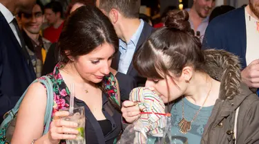 Seorang wanita tengah mencium aroma kaos lawan jenis dalam Pheromone Party di London, Inggris. (AFP PHOTO/Stories Bar)