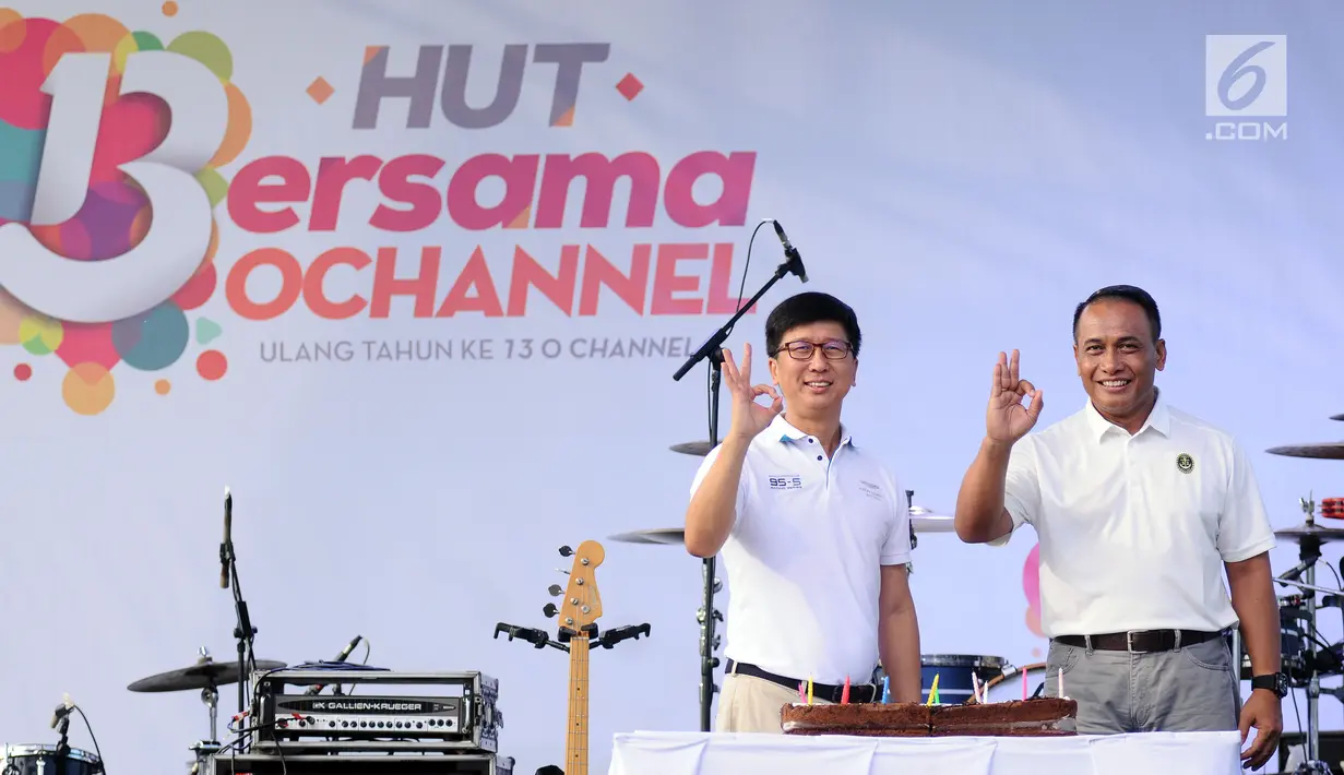 Dirut O Channel, Sutanto Hartono (kiri) bersama Dankormar, Mayjen TNI Bambang Suswantono pada perayaan HUT Bersama Bersama O Channel dengan Jalasenastri TNI AL di Stadion Bola Mini Pasmar 2, Jakarta, Minggu (20/8). (Liputan6.com/Helmi Fithriansyah)