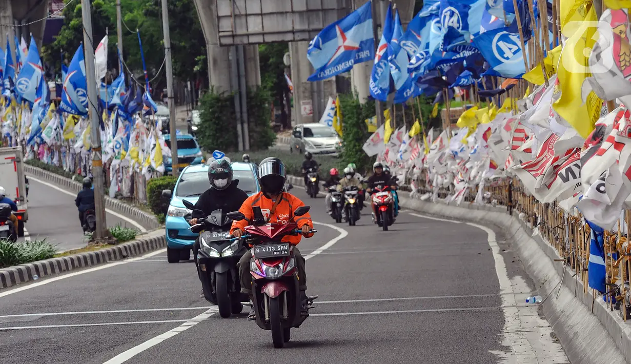 Pemprov DKI Jakarta memberikan waktu satu minggu bagi peserta Pemilu untuk merapikan APK demi kenyamanan dan keselamatan pengguna jalan. Posko pemilu maupun partai politik, diminta bergerak mulai Jumat (19/1). (merdeka.com/Arie Basuki)