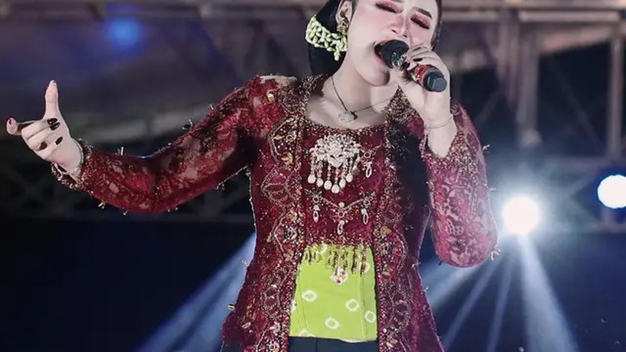 Beda Sikap antara Gus Miftah dengan Penyanyi Niken Salindry saat Ada Pedagang Es Keliling