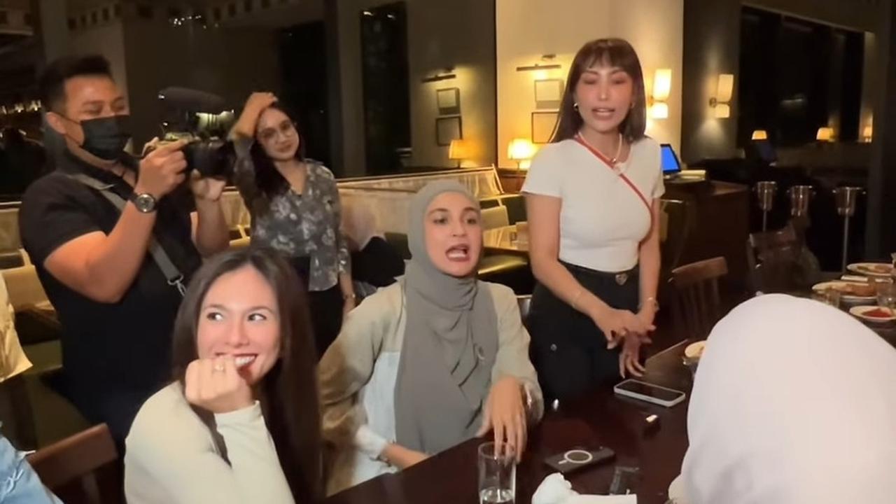 Namun, setelah berdiskusi, arisan tersebut akhirnya dilimpahkan kepada Ayu Dewi, yang baru saja merayakan ulang tahunnya.<br>