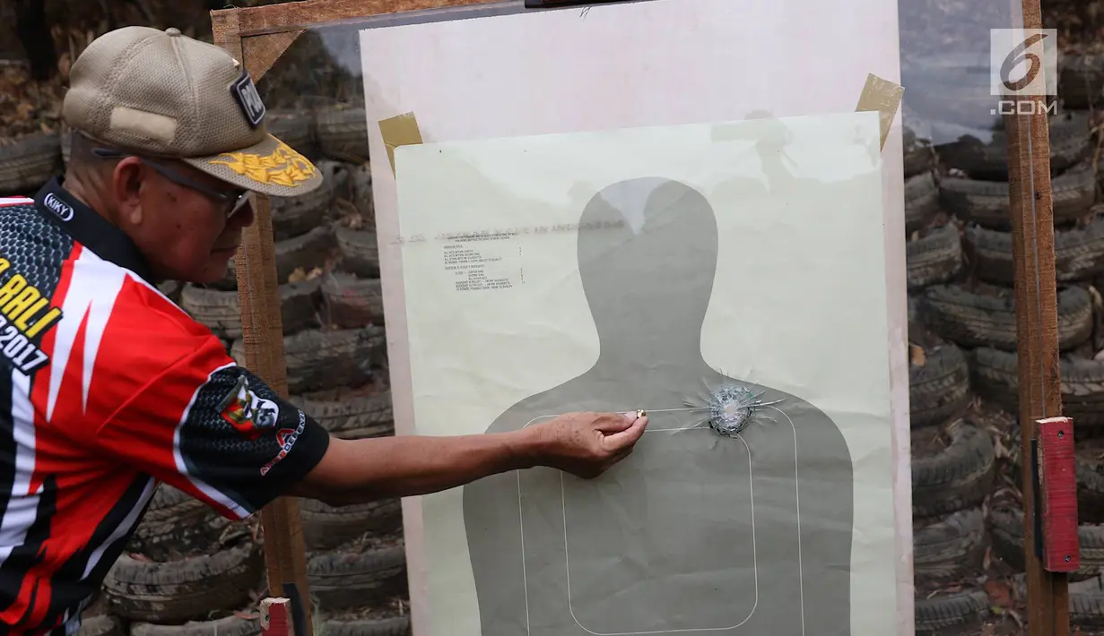 Penyidik Polda Metro Jaya dan Labfor menguji coba senjata terkait kasus peluru nyasar ke Gedung DPR di Mako Brimob, Depok, Selasa (23/10). Uji coba untuk memastikan peluru 9 mm dapat menembus kaca dengan jarak 300 meter. (Liputan6.com/Immanuel Antonius)