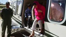 Aktivis Pakistan dan penerima Nobel Perdamaian Malala Yousafzai turun dari helikopter saat tiba di Kota Swat, Pakistan (31/3). Helikopter, yang membawa Malala, mendarat tidak jauh dari rumah keluarganya di Mingora. (AFP Photo/Abdul Majeed)
