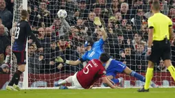 Pemain Manchester United, Harry Maguire mencetak gol ke gawang FC Copenhagen pada laga Grup A Liga Champions 2023/2024 di Old Trafford, Manchester, Inggris, Rabu (25/10/2023) dini hari WIB. Maguire sukses membobol gawang FC Copenhagen melalui sundulannya setelah memanfaatkan umpan silang dari Christian Eriksen. (AP Photo/Dave Thompson)