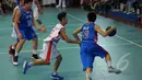 Pertandingan final kompetisi bola basket tingkat pelajar putra bertajuk Pop Mie InstaHits Basketball antara SMA IPH Surabaya VS SMA N 116 Jakarta berlangsung seru, Senayan, Minggu (17/2/2015). (Liputan6.com/Faisal R syam) 